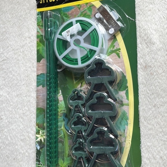 Green Plant Clips for Climbing Plants: Support and‎ Straighten Stalks and Vines - Picture 2 of 3